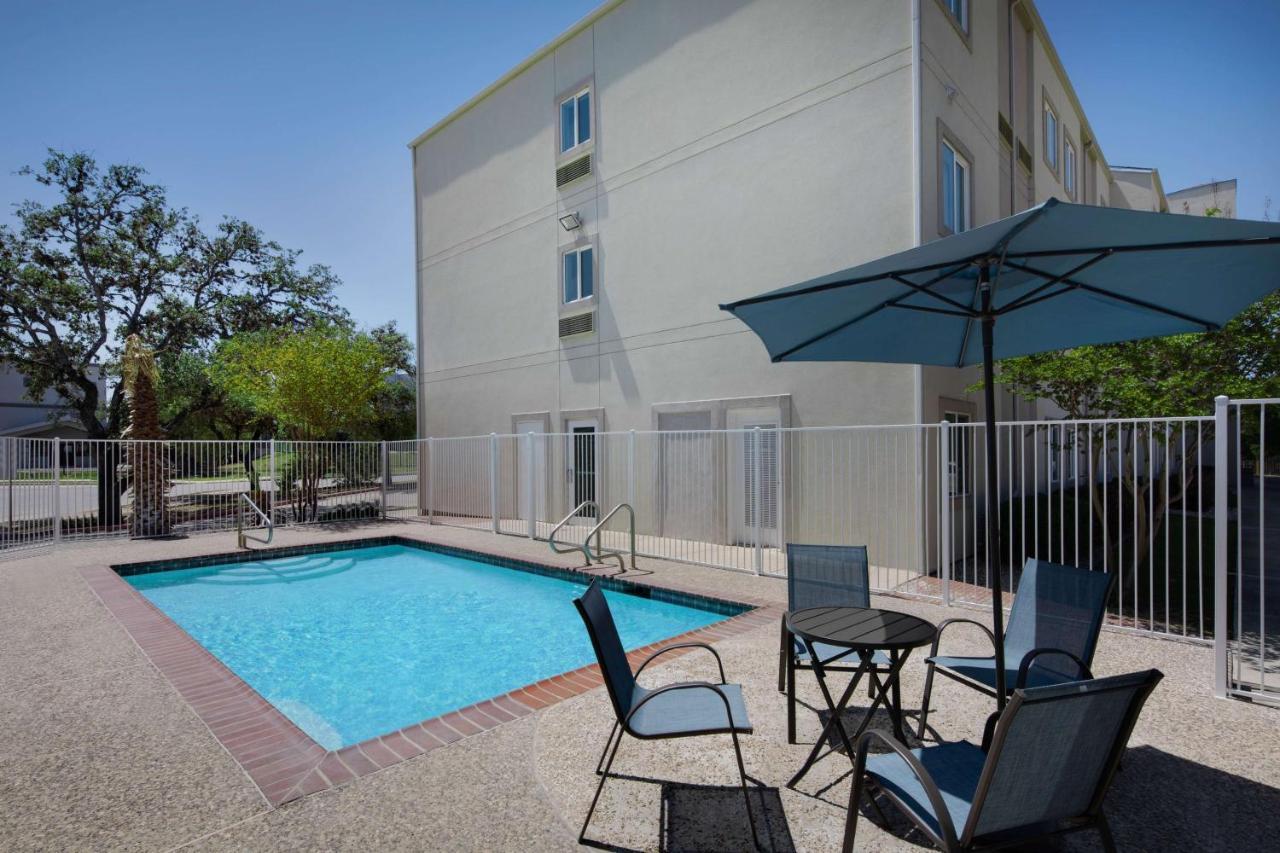 Baymont By Wyndham San Antonio Airport Hotel Bagian luar foto