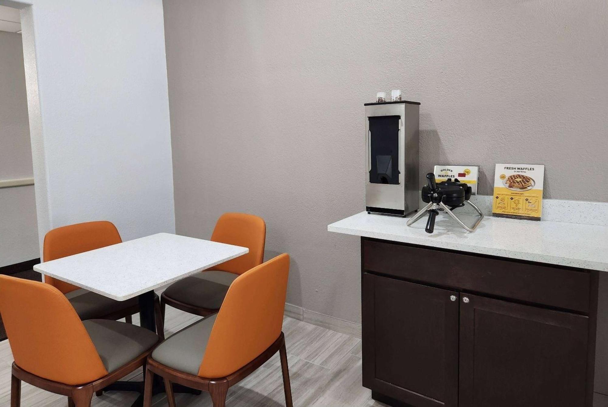 Baymont By Wyndham San Antonio Airport Hotel Bagian luar foto